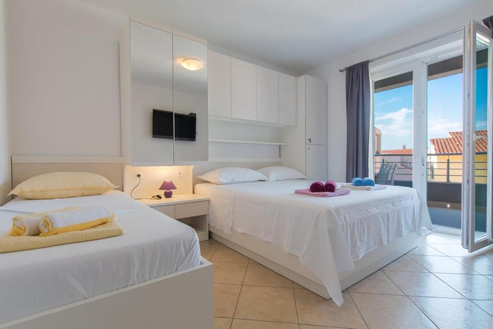 Apartments And Rooms Vuleta, Close To The Beach Makarska Room photo