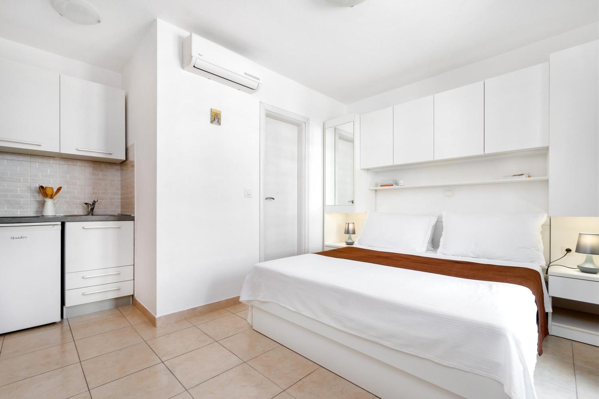 Apartments And Rooms Vuleta, Close To The Beach Makarska Room photo